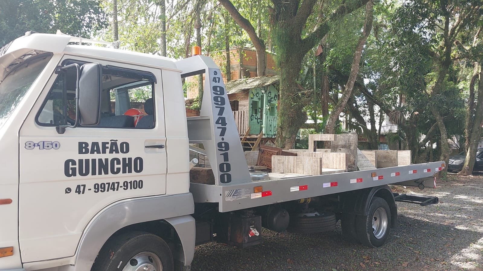 Guincho plataforma hidráulica transportando caminhonete utilitária